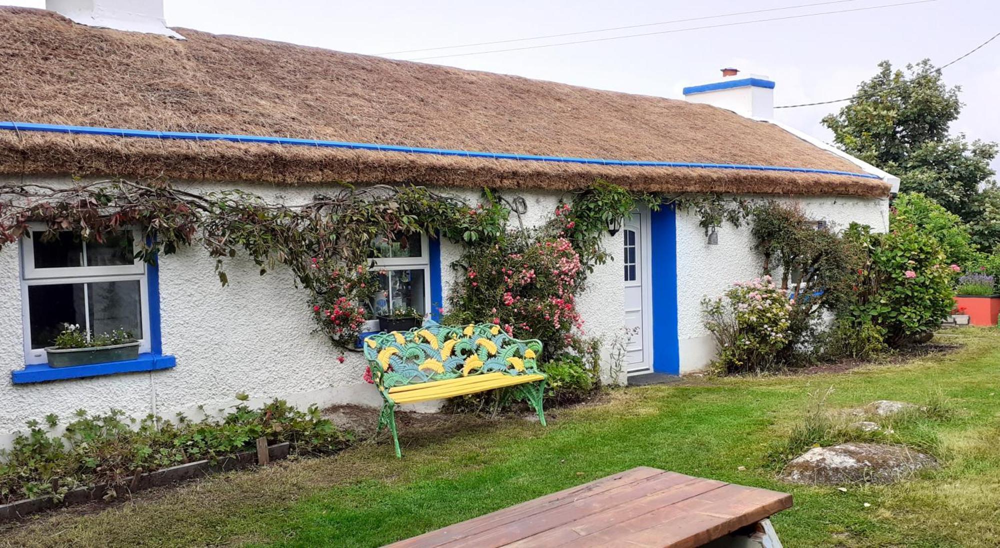 דונגול The Rockhouse - Cosy Stone Built Thatch Cottage מראה חיצוני תמונה