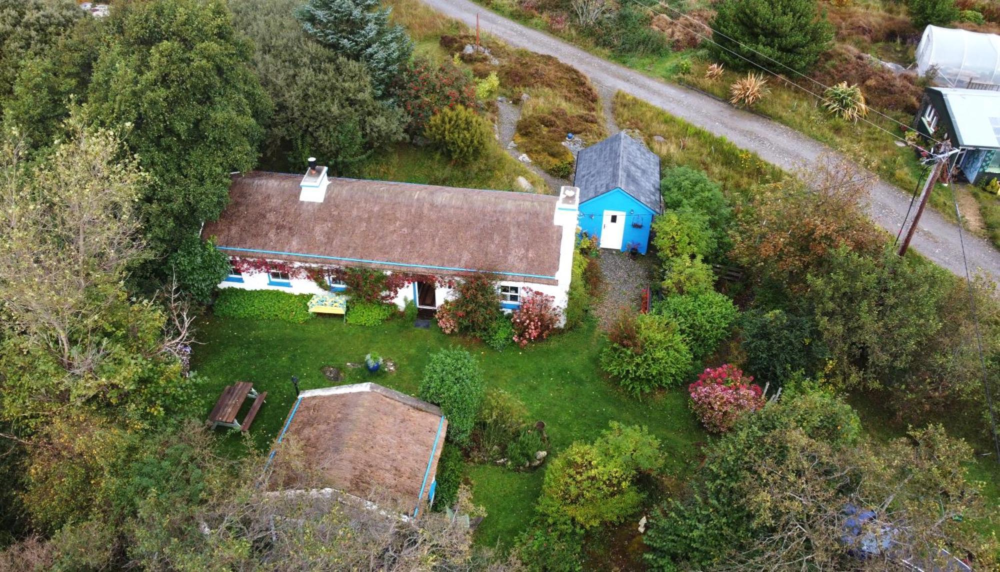 דונגול The Rockhouse - Cosy Stone Built Thatch Cottage מראה חיצוני תמונה